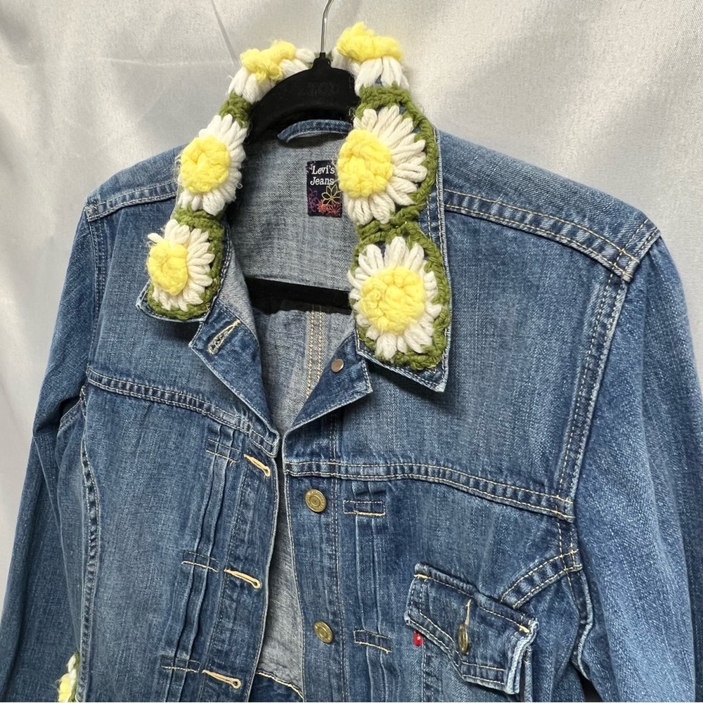 Levi's Upcycled Womens Jean Jacket 3D Handmade Crochet Daisy Granny Square Large - Picture 3 of 7